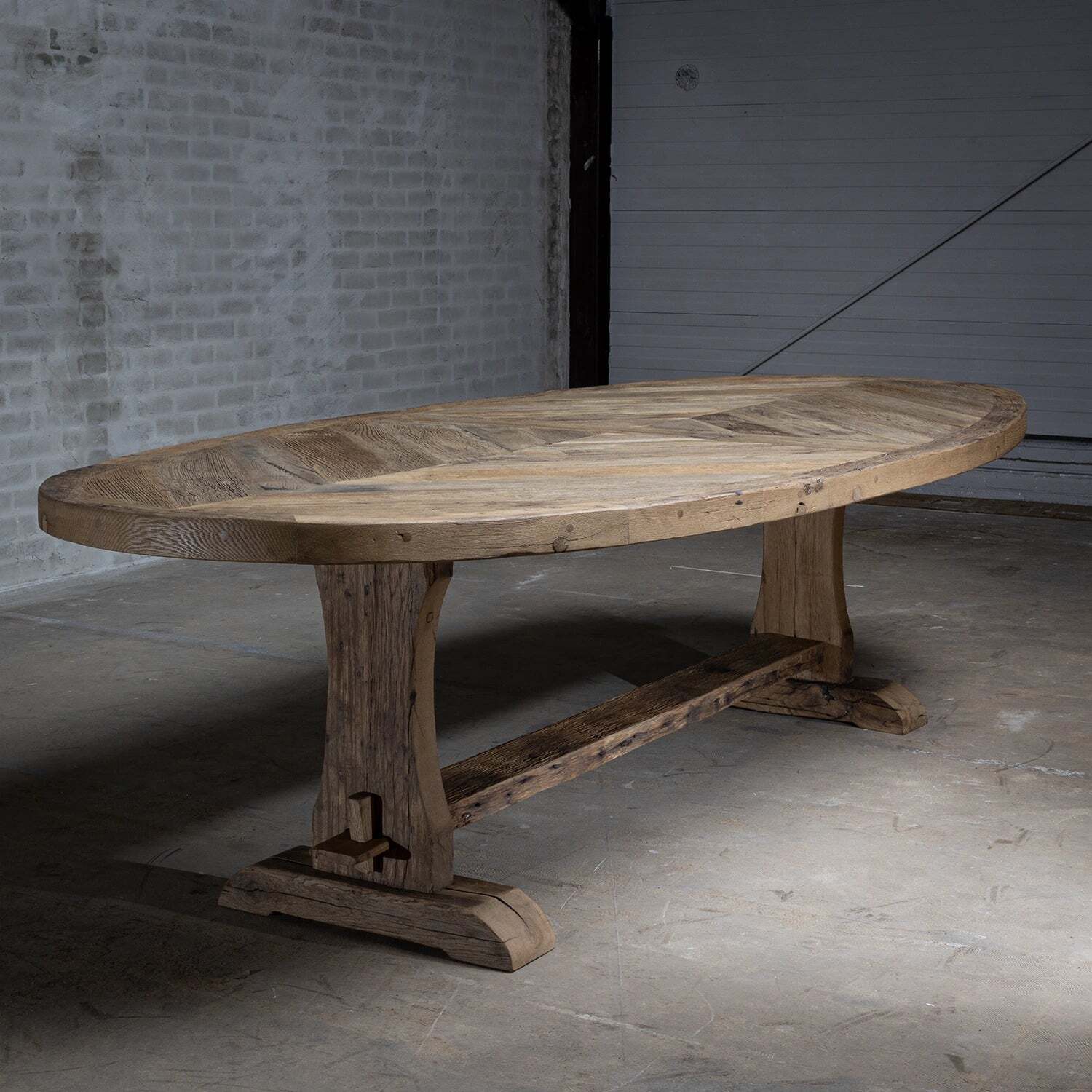 Profil complet de la Table Ovale Diamant en chene ancien massif avec pietement central sculpte.