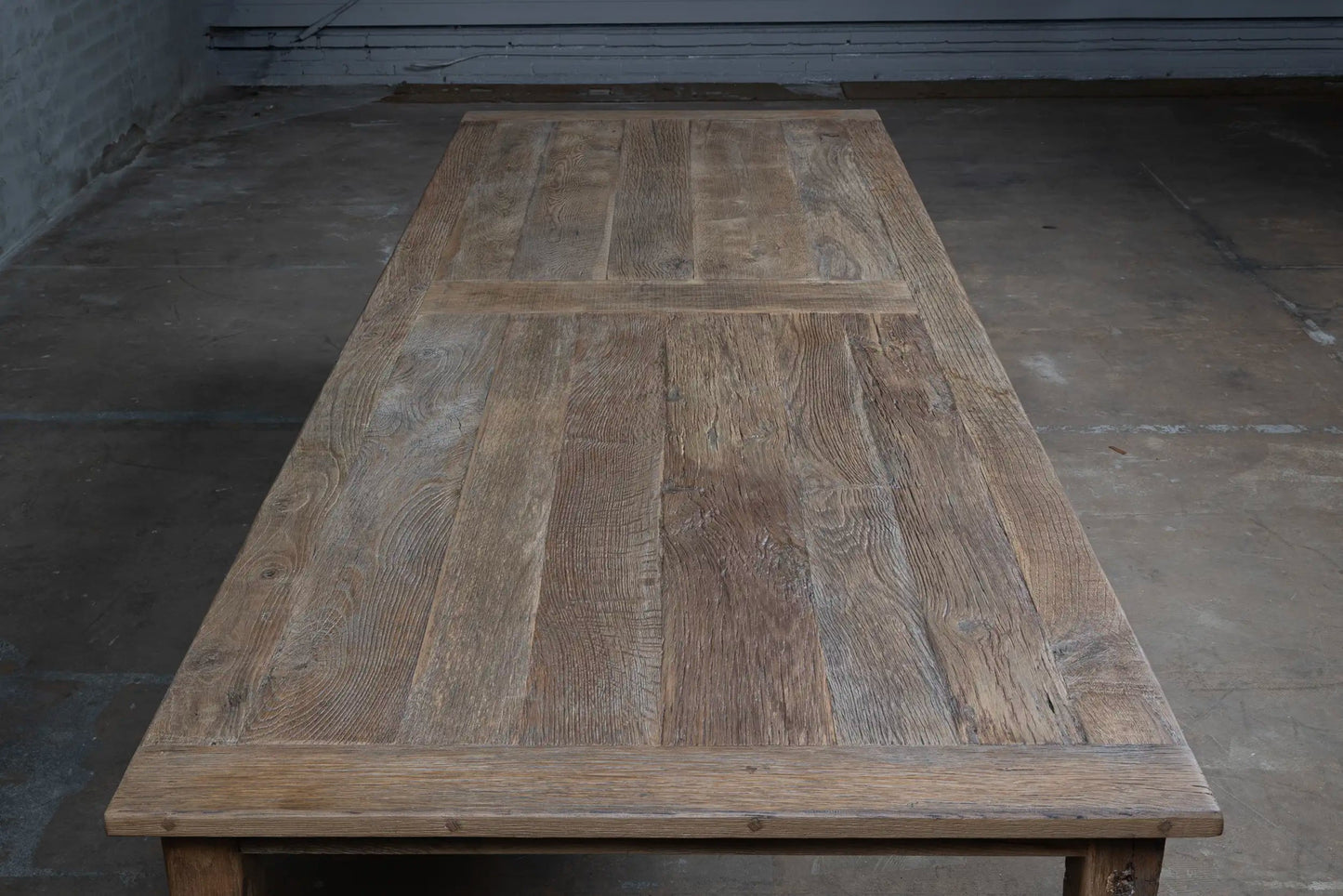 Table Provence en bois massif ancien dans un intérieur rustique et lumineux
