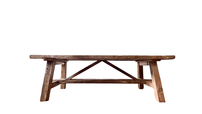 Table Tower en bois massif ancien – vue d’ensemble dans un intérieur de campagne moderne