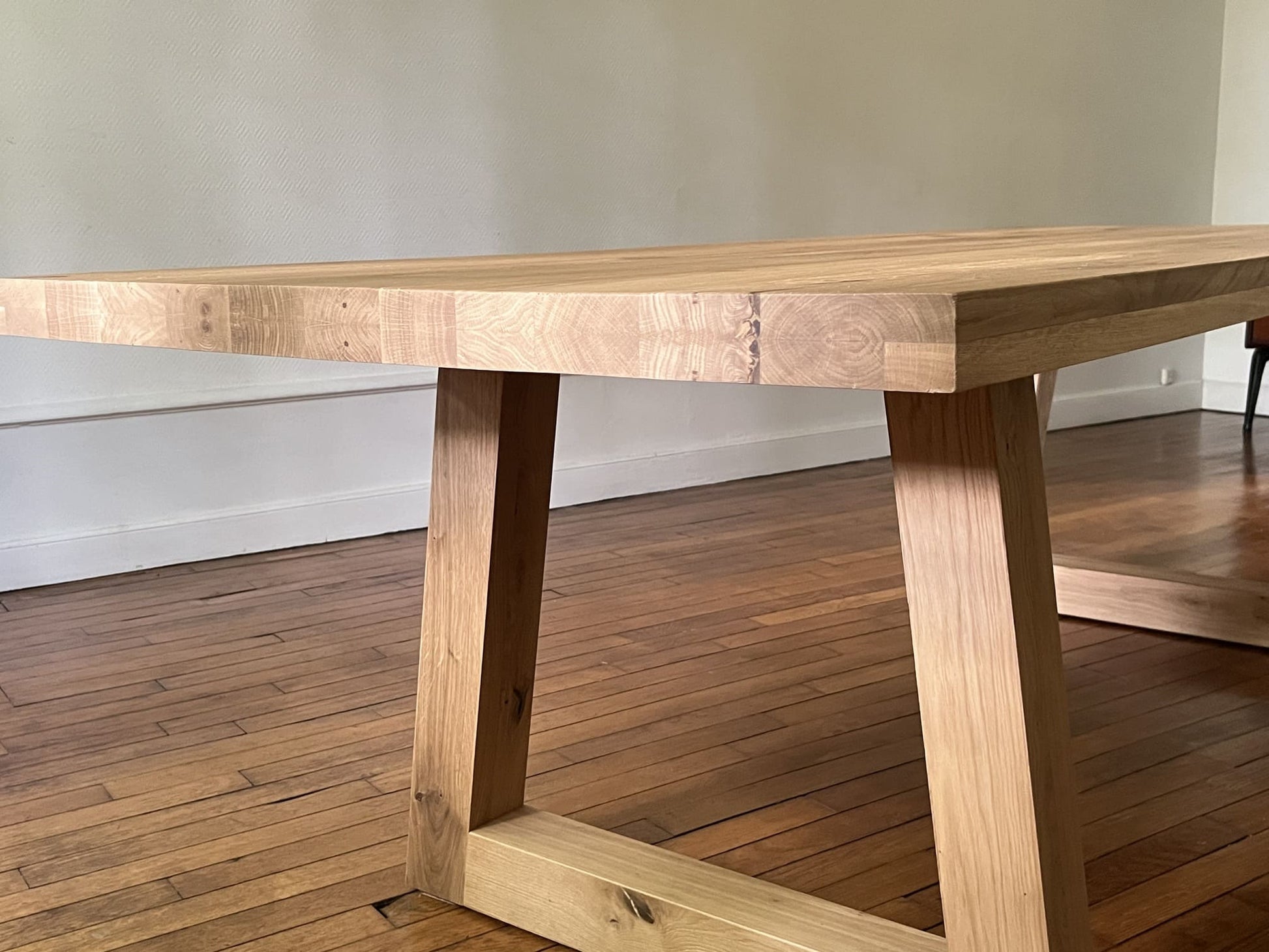 Table Triangle en Chêne Massif – Design Contemporain - FOLLOS DESIGN