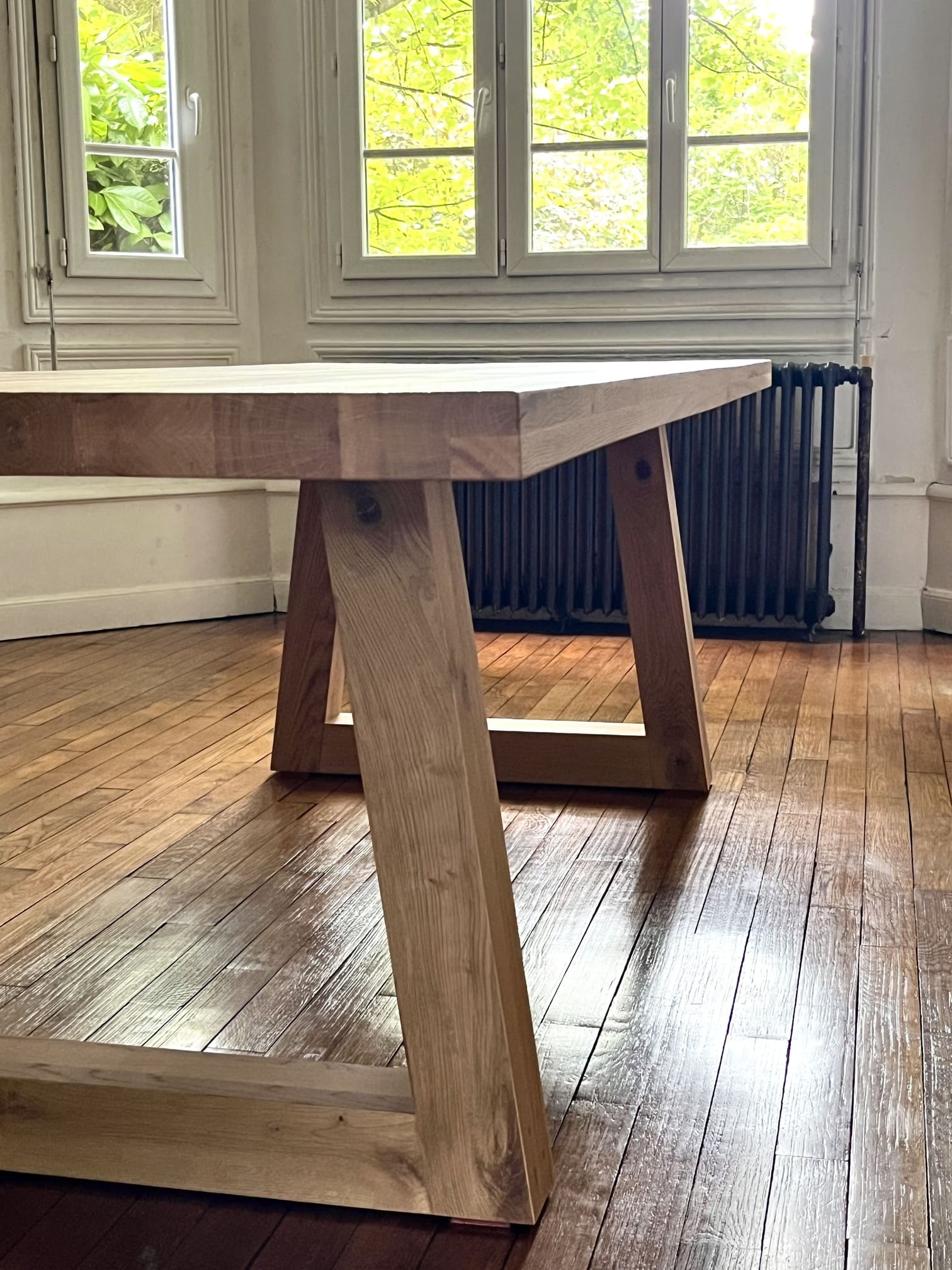 Table Triangle en Chêne Massif – Design Contemporain - FOLLOS DESIGN