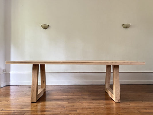 Table Triangle en Chêne Massif – Design Contemporain - FOLLOS DESIGN
