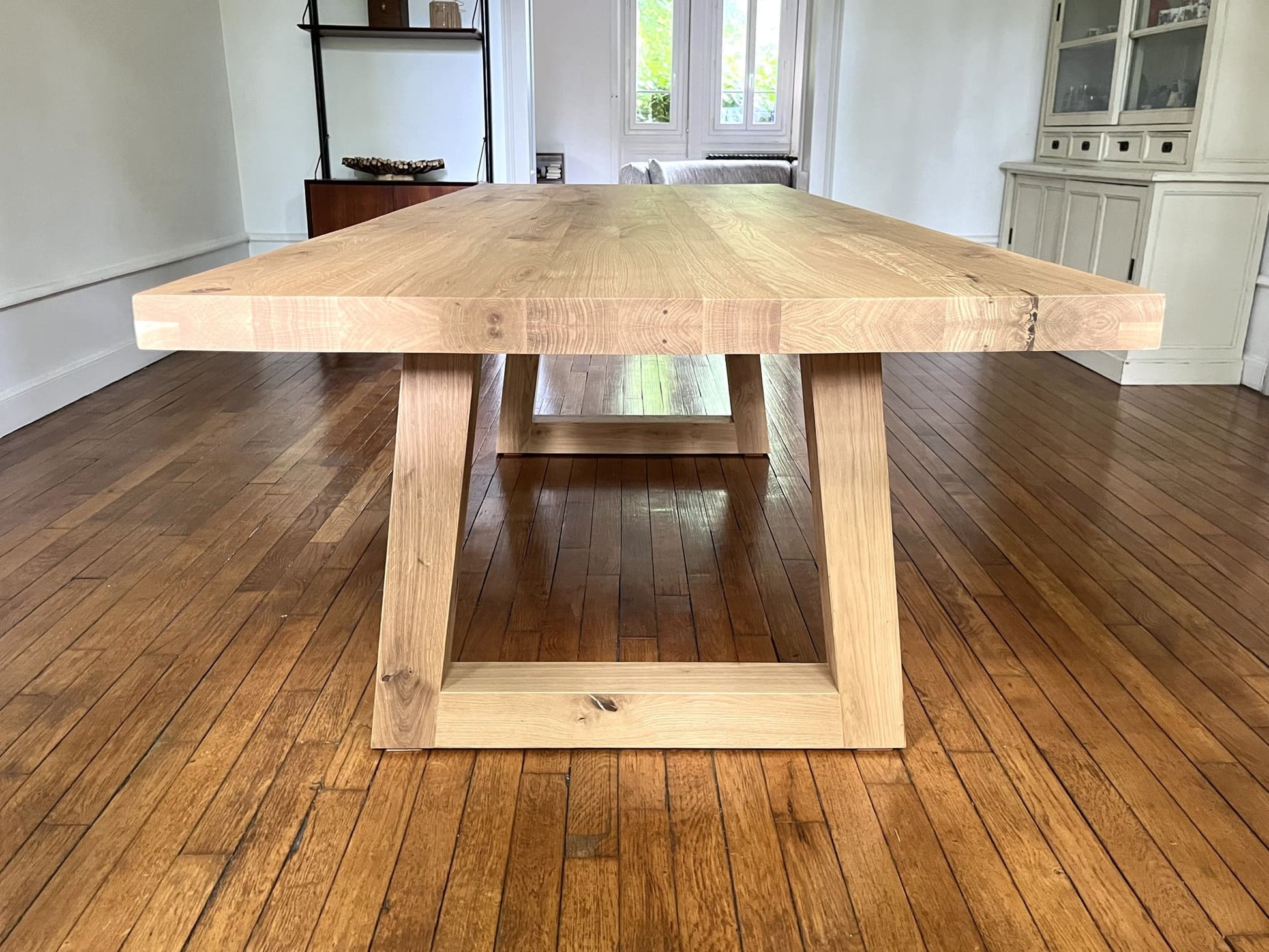 Table Triangle en Chêne Massif – Design Contemporain - FOLLOS DESIGN