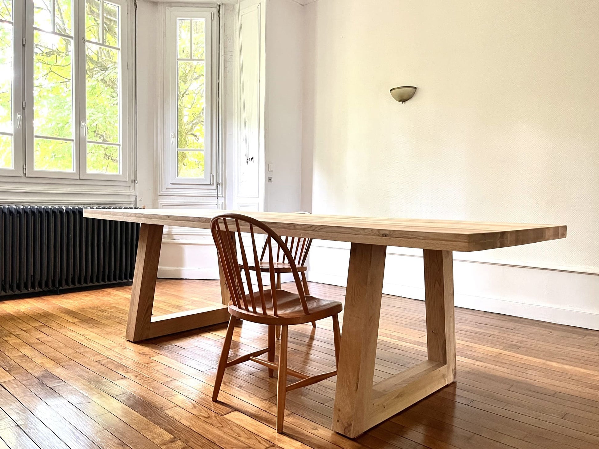 Table Triangle en Chêne Massif – Design Contemporain - FOLLOS DESIGN